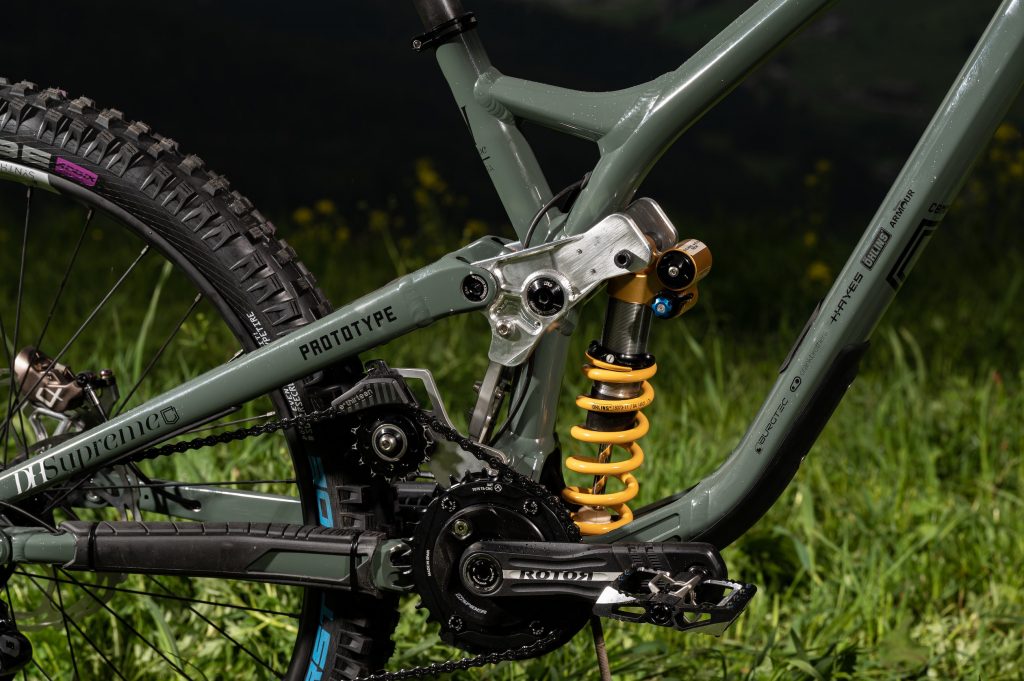 2022 Commencal Supreme DH World Cup Prototype - Amaury Pierron - Sick Lines - mountain bike dakota drifter mid waterproof