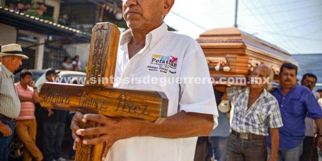 Relatives and friends of the mayor of the Mexican community of Petatlan, Arturo Gomez, carry his coffin during his funeral in Petatlan, Guerrero State, on December 29, 2017 a day after he was shot dead while dining at a restaurant.
An armed group killed mayor Gomez in the convulsed state of Guerrero in southern Mexico, according to the security spokesman for the Guerrero government Roberto Alvarez. / AFP PHOTO / Francisco Robles        (Photo credit should read FRANCISCO ROBLES/AFP/Getty Images)