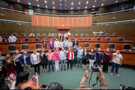 la comisión permanente ha quedado integrada, a partir del martes, por los siguientes doce diputados, y sus respectivos suplentes