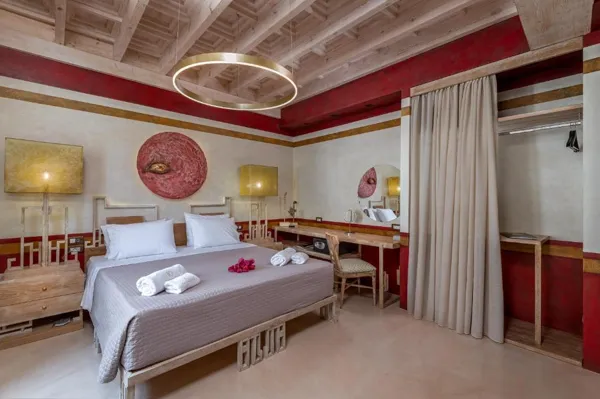 10GR Boutique Hotel & Wine Bar