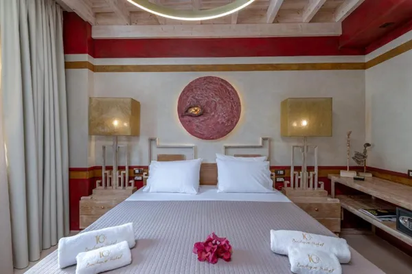 10GR Boutique Hotel & Wine Bar