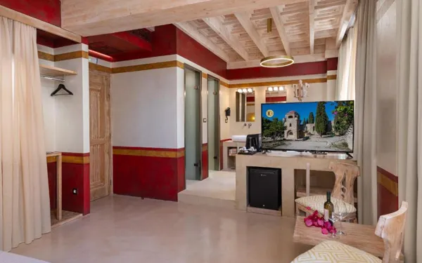 10GR Boutique Hotel & Wine Bar