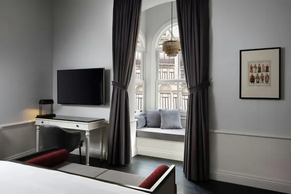 Adahan DeCamondo Pera, Autograph Collection