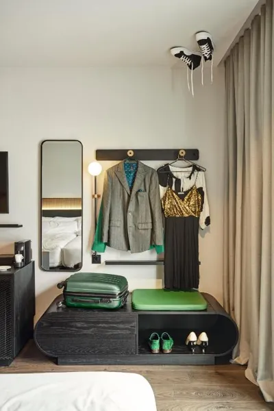 Chic & Basic Gravity