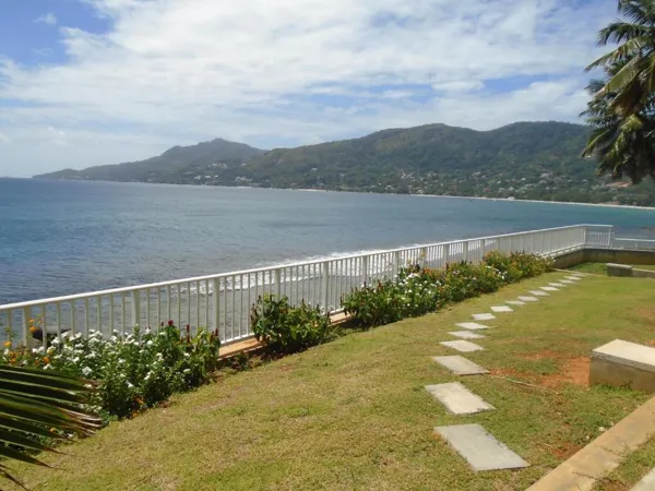 VallonEnd Beachfront villa with excellent view