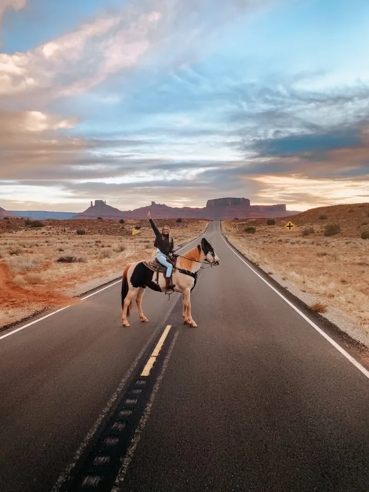 Picture 4 : Utah Travel Guide and Itinerary  - Hunter Canyon hike, trail ride with Moab Horses