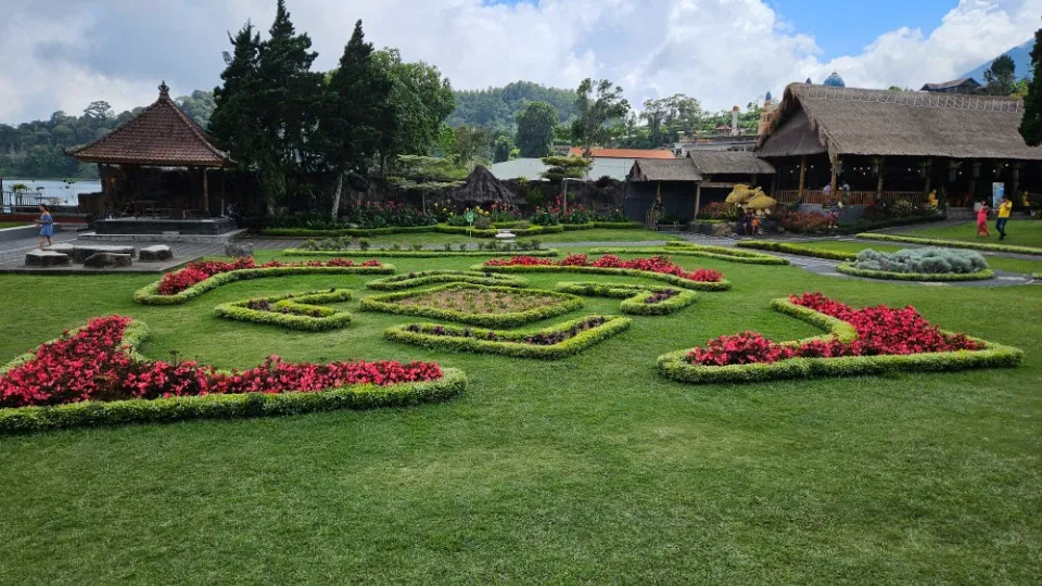 Picture 11 : Amazing Bali - Handara Gate, Twin Lakes, Banyumala Waterfalls, Ulun Danu temple