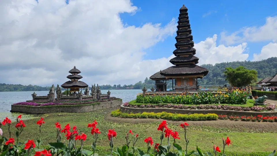 Picture 10 : Amazing Bali - Handara Gate, Twin Lakes, Banyumala Waterfalls, Ulun Danu temple