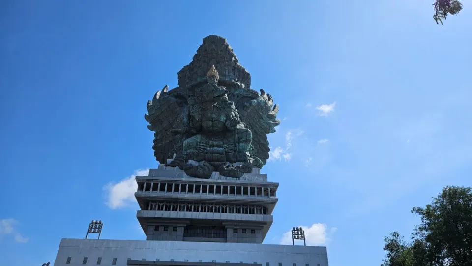 Picture 1 : Amazing Bali - GWK Cultural park and Uluwatu temple