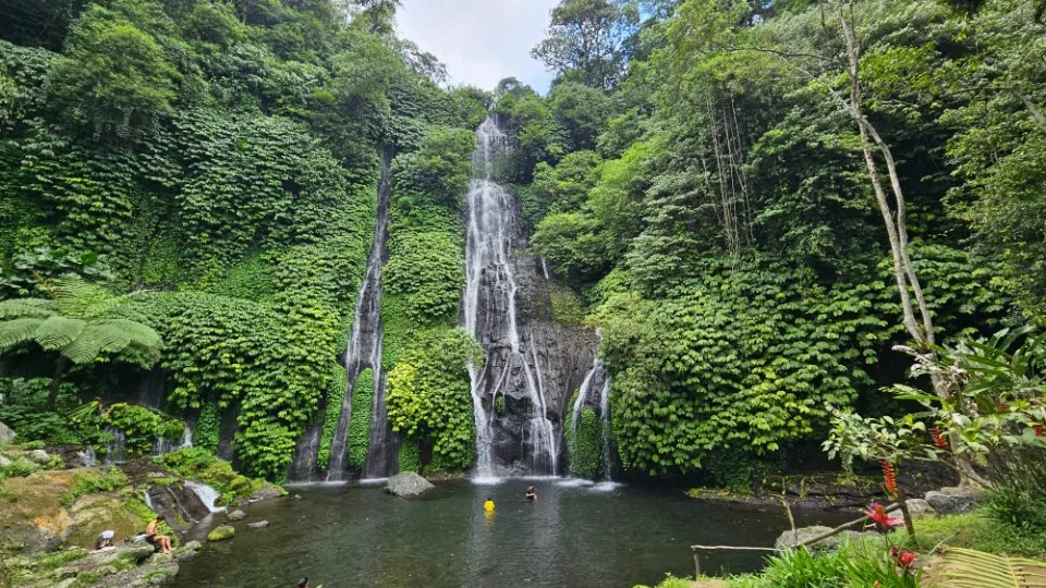 Picture 25 : Amazing Bali - Handara Gate, Twin Lakes, Banyumala Waterfalls, Ulun Danu temple