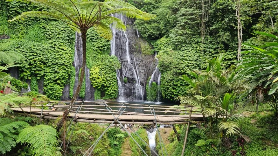 Picture 2 : Amazing Bali - Handara Gate, Twin Lakes, Banyumala Waterfalls, Ulun Danu temple