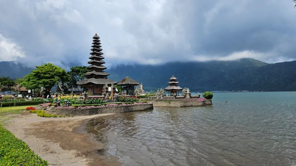 Picture 1 : Amazing Bali - Handara Gate, Twin Lakes, Banyumala Waterfalls, Ulun Danu temple