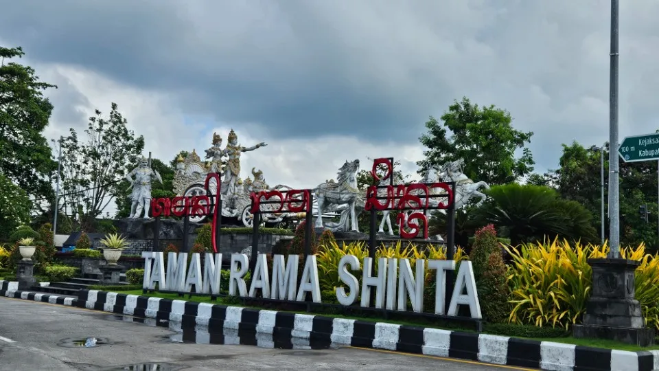 Picture 13 : Amazing Bali - Handara Gate, Twin Lakes, Banyumala Waterfalls, Ulun Danu temple