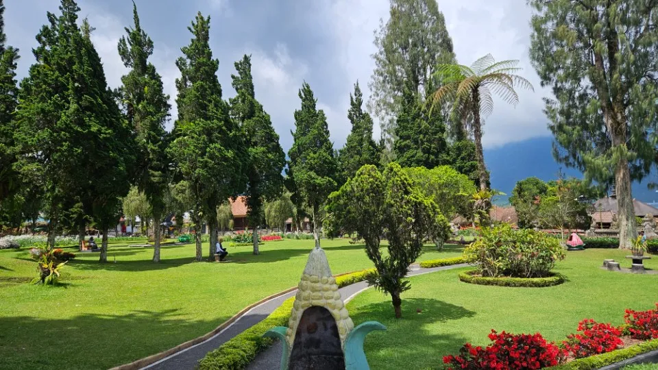 Picture 12 : Amazing Bali - Handara Gate, Twin Lakes, Banyumala Waterfalls, Ulun Danu temple