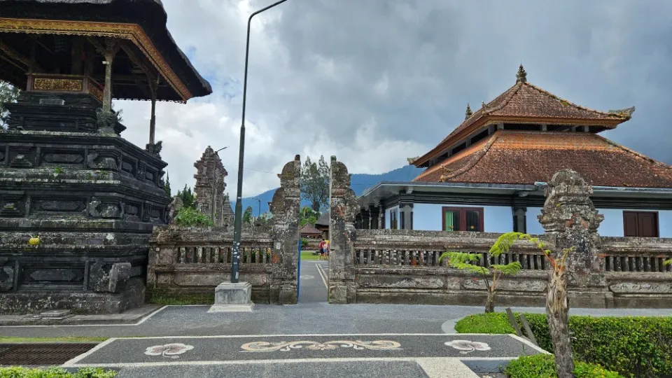 Picture 24 : Amazing Bali - Handara Gate, Twin Lakes, Banyumala Waterfalls, Ulun Danu temple