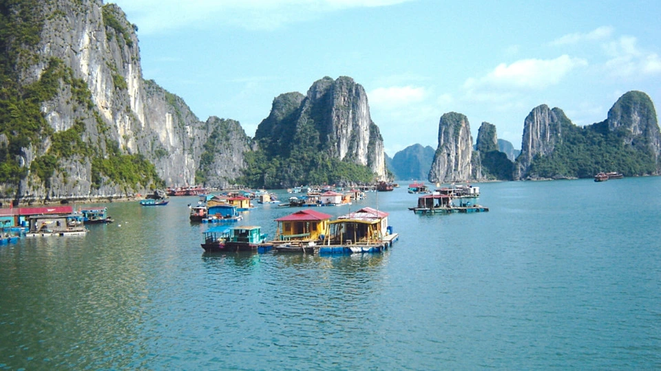 Picture 1 : 7 Days Exploring Vietnam - Exploring Halong Bay's Marvels