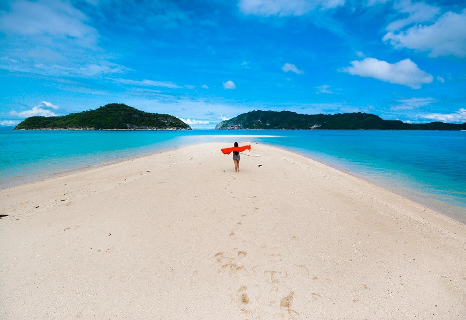 Picture 3 : 4 Days Iloilo - Island Hopping in the Philippines - Exploring Islas de Gigantes: A Serene Tropical Paradise