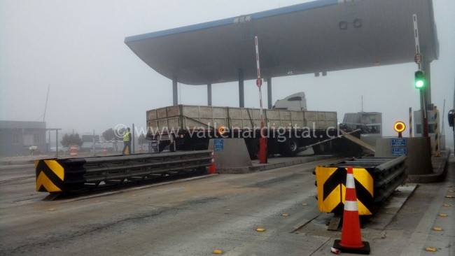 Camión choca contra plaza de peaje en la ruta 5 norte.