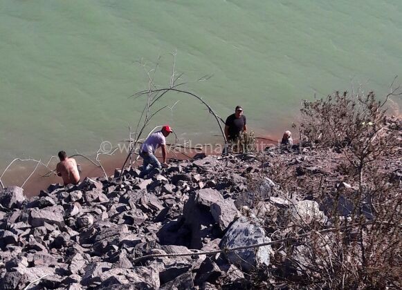 Vehículo cae a Embalse Santa Juana con cuatro personas a bordo.