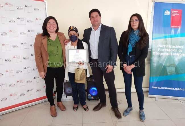Gobierno reconoce a La Voz de la Experiencia en la figura de una dirigente social de adultos mayores de Caldera