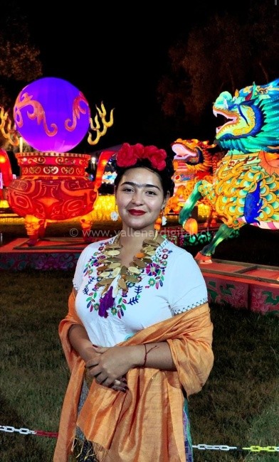 Con máscaras y variados disfraces asistentes a Fesiluz celebran la noche de Halloween