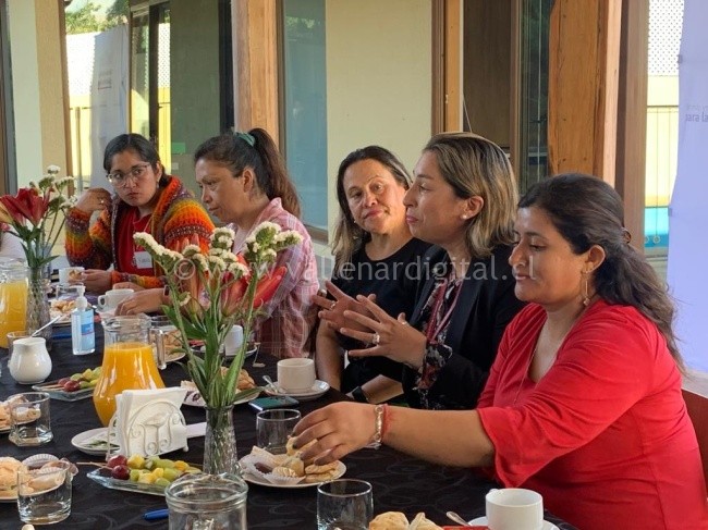 Mujeres participan de un desayuno-conversatorio organizado por la Seremi de la Mujer y Equidad de Género en conjunto con SernamEG Atacama  