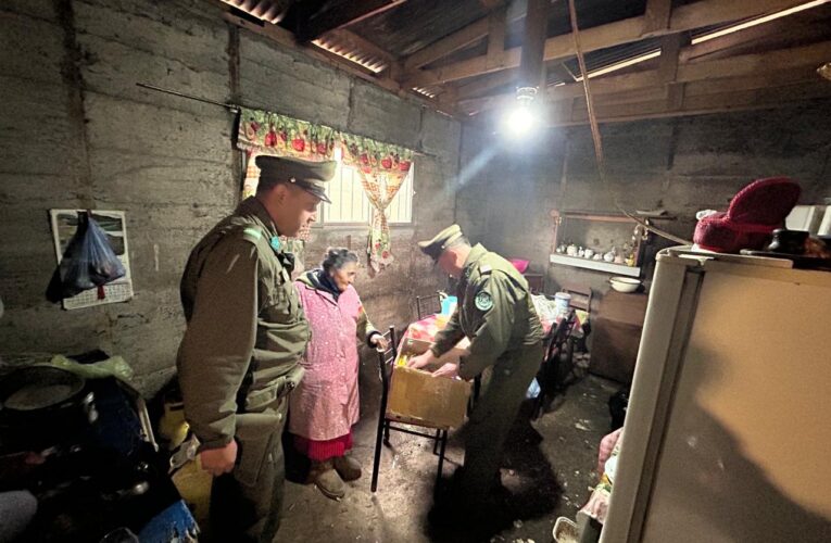 Vallenar: Carabineros del retén Rosas Bugueño realizaron labores comunitaria a dos vecinas del sector de Baquedano