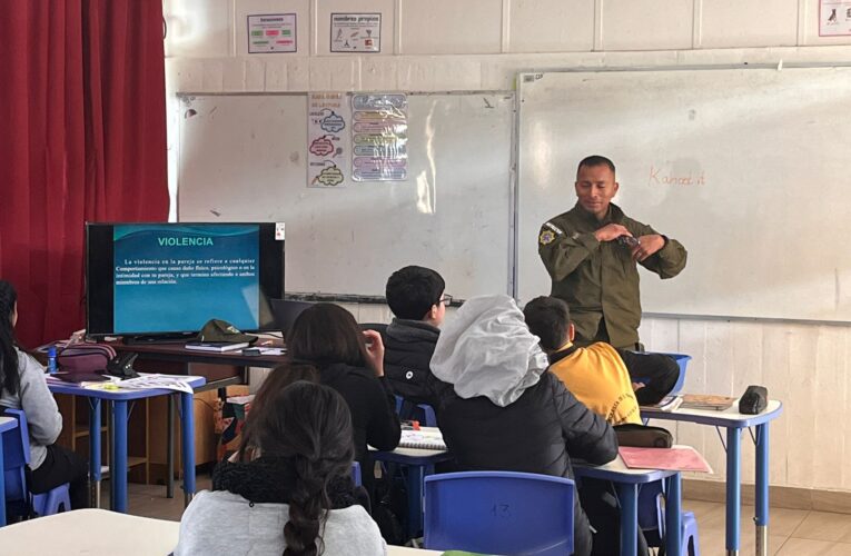 Carabineros del retén El Transito realizo charla educativa a los alumnos del séptimo básico de la escuela Arturo Alvear Ramos en alto del Carmen.