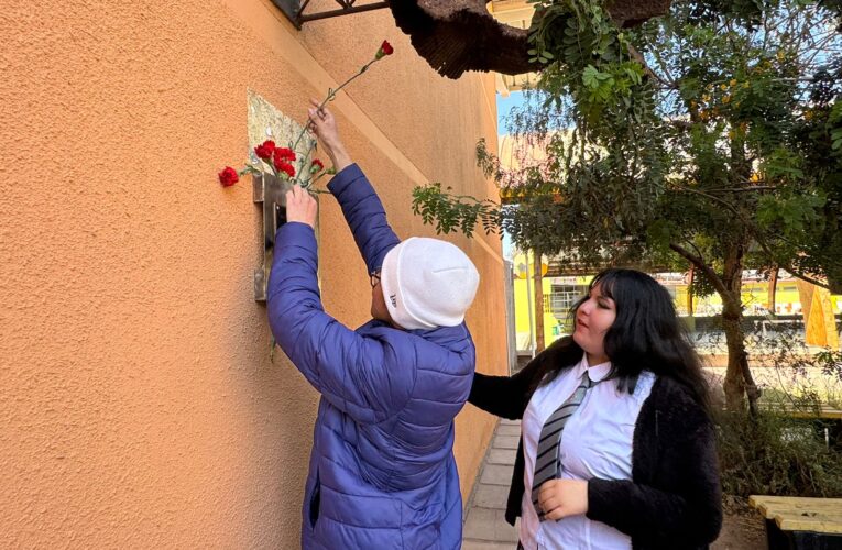 Autoridades asistieron a homenaje a Manuel Cortázar, ex presidente del Centro de Estudiantes del liceo, detenido y desaparecido el 17 de octubre de 1973.