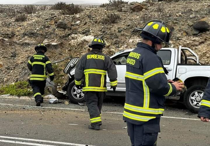 Volcamiento de vehículo menor deja a dos personas lesionadas al norte de Carrizal Bajo