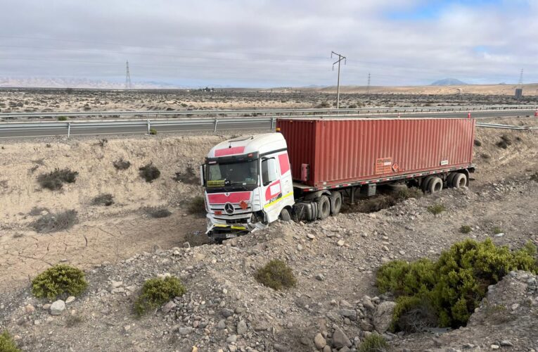 Tractocamión quien transportaba explosivos termino en un bandejon central de la ruta 5 norte