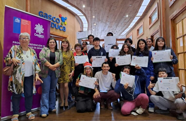 SernamEG Atacama y la Municipalidad de Caldera certifican a estudiantes y dirigentas vecinales en prevención de violencias de género
