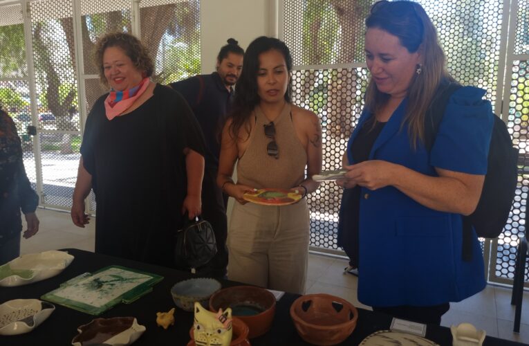 COMIENZA EXPOSICIÓN ARTÍSTICA MÁS ALLÁ DEL BARRÓ: EL DIALECTO DE LAS MANOS EN TIERRA AMARILLA