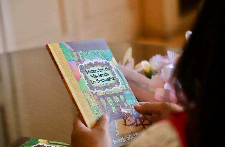 «Memorias de Hacienda La Compañía» Ejemplar que recibe la delegada Karina Zarate de Marta Guajardo Zuleta tras lanzar su segunda edición sobre vivencias y reconocidos personajes del sector de La Hacienda compañía.
