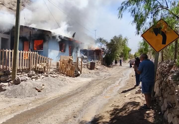Incendio  consume  dos vivienda en el sector la Totora comuna de Alto del Carmen