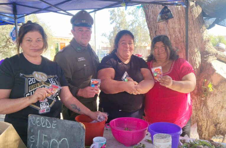 Carabineros del Retén Alfredo Rozas Bugueños rinden homenaje a las madres en su día con emotivo gesto en la feria de Baquedano