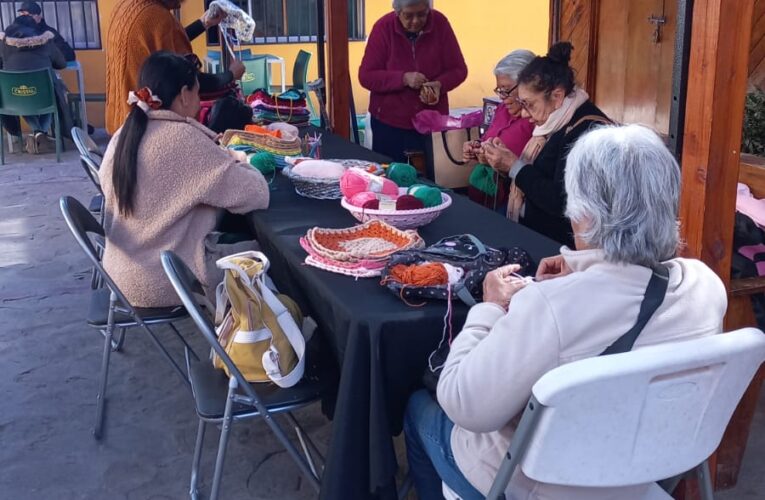 “Tejiendo con Amor”: Campaña Solidaria Convoca a Vecinos a Donar Cuadraditos para Abrigar a Adultos Mayores