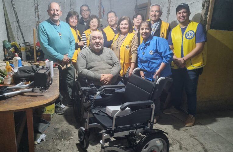 Club de Leones entrega silla de ruedas eléctrica a vecino en situación de vulnerabilidad