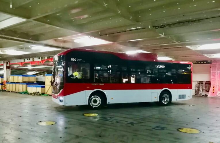 Arriban al Puerto de San Antonio 121 Buses Eléctricos para Modernizar el Transporte Público en Atacama