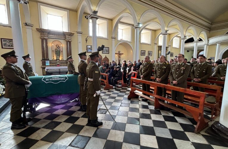 CON LOS HONORES REGLAMENTARIOS CARABINEROS DESPIDIÓ AL SUBOFICIAL PABLO PASTÉN VERAGUA