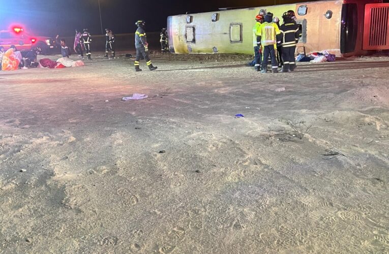 Tres fallecidos y varios heridos tras volcamiento de bus en la Ruta 5 Norte, en Copiapó