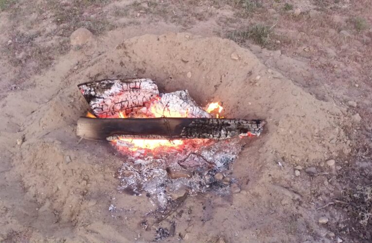 Vecinos quienes fueron a visitar el desierto florido al sector Los Bronces se encontraron con una fogata encendida donde no había nadie.