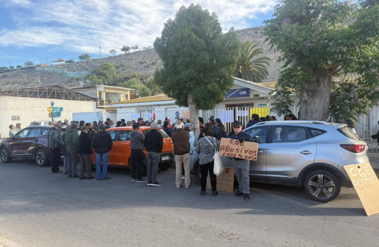 Vecinos de Hacienda Compañía se manifiestan frente a CGE en Vallenar exigiendo cumplimiento de compromisos por la red eléctrica del sector
