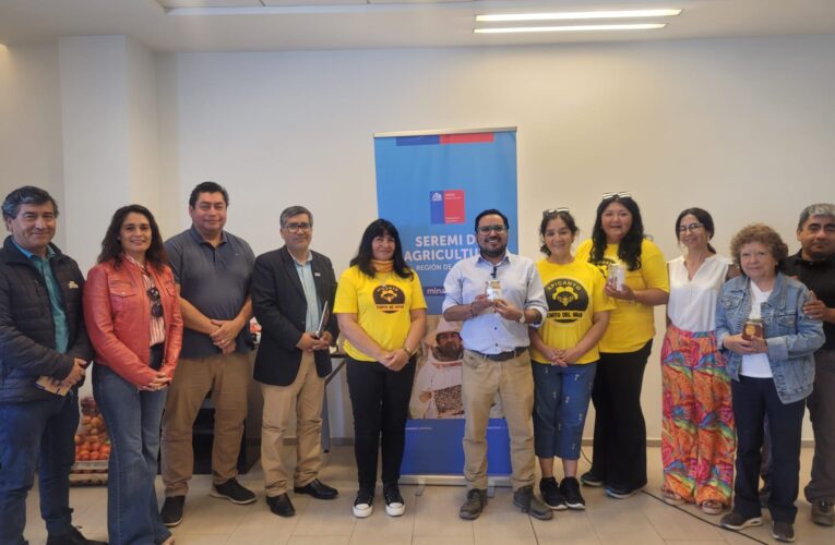 Mesa Apícola de Atacama reconoce a Paulina Ramírez como Apicultora Destacada 2025