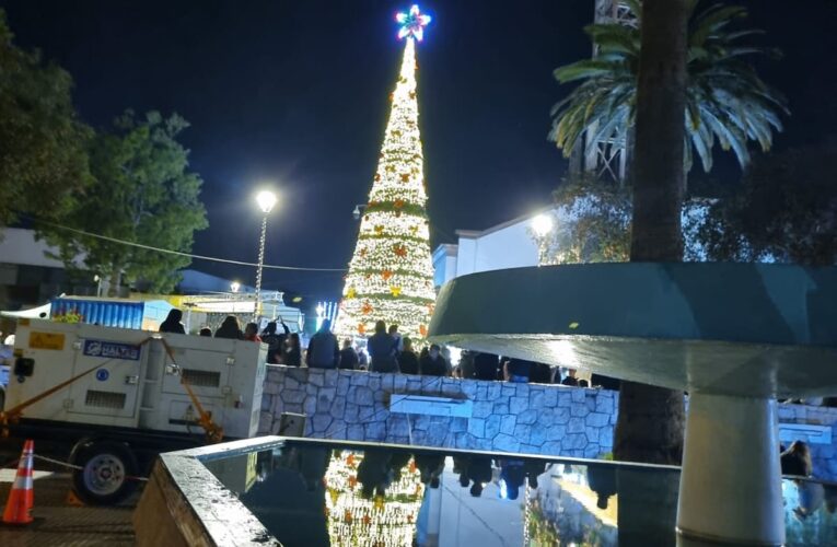 Vallenar encendió su árbol de Navidad con emotiva celebración comunitaria y un gran marco de Publico