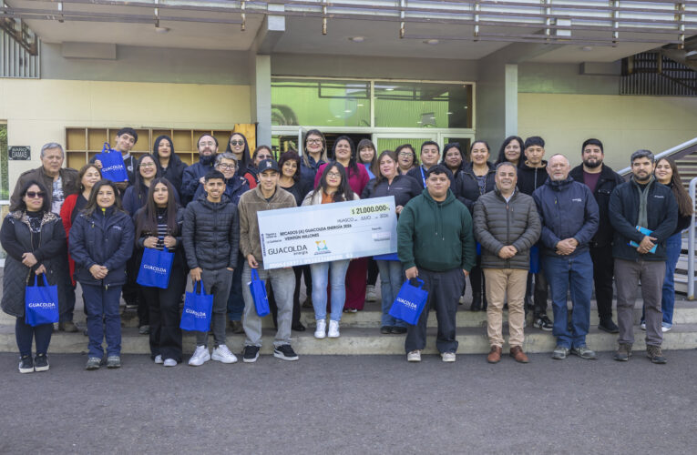 21 jóvenes de Huasco reciben becas para apoyar su educación superior