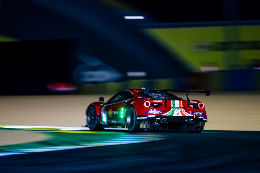 La Ferrari numero 51 nella notte sul tracciato di Sarthe