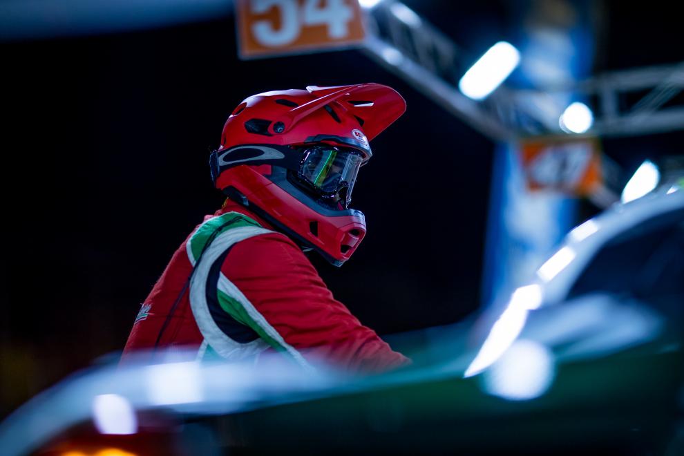 Un meccanico a lavoro nella notte alla 24h di Le Mans
