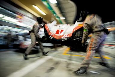 Pitstop - #1 PORSCHE TEAM / DEU / Porsche 919 Hybrid - Hybrid - WEC 6 Hours of Bahrain - Bahrain International Circuit - Sakhir - Bahrain 