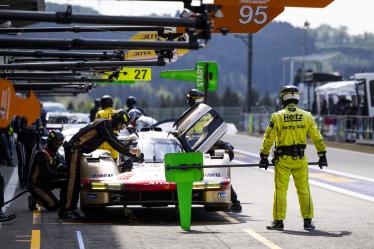 38 RASMUSSEN Oliver (dnk), HANSON Philip (gbr), BUTTON Jenson (gbr), Hertz Team Jota, Porsche 963 #38, Hypercar, pit stop during the 2024 TotalEnergies 6 Hours of Spa-Francorchamps, 3rd round of the 2024 FIA World Endurance Championship, from May 8 to 11, 2024 on the Circuit de Spa-Francorchamps in Stavelot, Belgium - Photo Julien Delfosse / DPPI